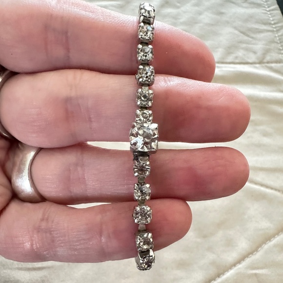 Tennis bracelet w/Clear Round prong set rhinestones & 1 large on clasp - Picture 11 of 15
